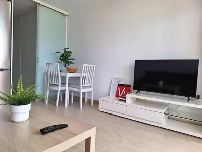 Una televisión o centro de entretenimiento en White and Quiet! Modern apartment in San Agustin