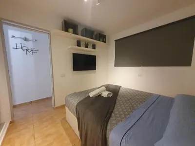 Una televisión o centro de entretenimiento en Surycan, beautiful apartment in maspalomas