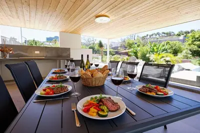 Comida en o cerca de esta villa