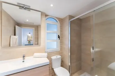 Un baño de Billy's Puerto de Mogán Apartments by LIVVO