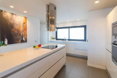 Una cocina o zona de cocina en Extra Luxurious Apartment on the Beachfront.