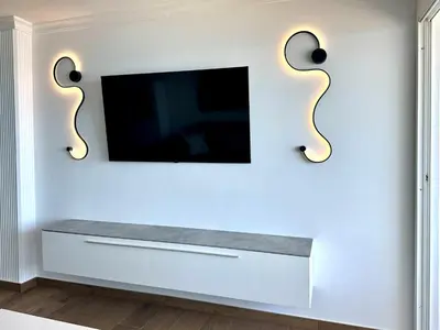 Una televisión o centro de entretenimiento en NEUE 2 SCHLAFZIMMER FERIENWOHNUNG DiREKT AM STRAND