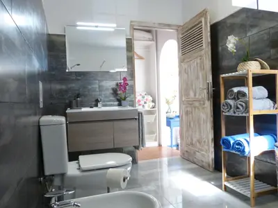 Un baño de Villa Alto Arena piscina privada climatizada