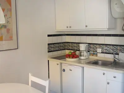 Una cocina o zona de cocina en Puerto De Mogan Harbour 371 by El Sirocco