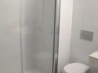 Un baño de Puerto De Mogan Harbour 371 by El Sirocco