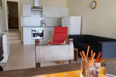 Una cocina o zona de cocina en Estupendo bungalow cerca del mar