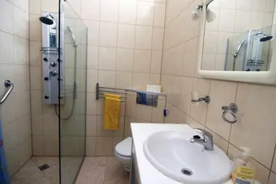 Un baño de Estupendo bungalow cerca del mar