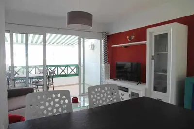 Una televisión o centro de entretenimiento en Bonito apartamento cerca la playa