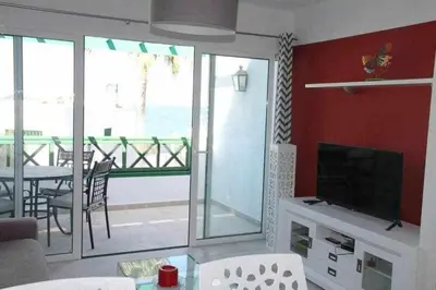 Una televisión o centro de entretenimiento en Bonito apartamento cerca la playa