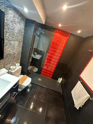 Un baño de Sun club playa del águila by la piedra viva