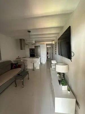 Una televisión o centro de entretenimiento en Sun club playa del águila by la piedra viva