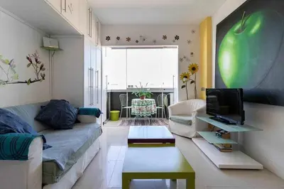 Una televisión o centro de entretenimiento en Canteras Beach Apartment