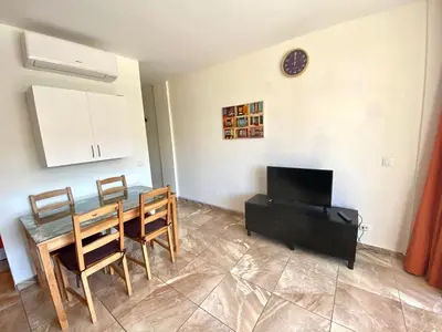 Una televisión o centro de entretenimiento en Yumbo house