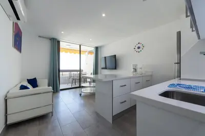 Una cocina o zona de cocina en Las Arenas - apartamento moderno con vistas al mar y WiFi veloz de fibra óptica