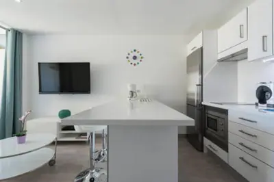 Una cocina o zona de cocina en Las Arenas - apartamento moderno con vistas al mar y WiFi veloz de fibra óptica