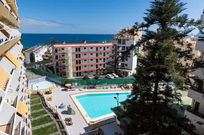 Piscina en o cerca de Las Arenas - apartamento moderno con vistas al mar y WiFi veloz de fibra óptica