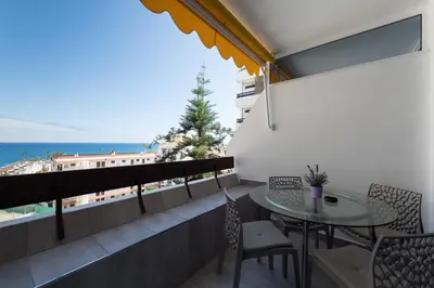Un balcón o terraza de Las Arenas - apartamento moderno con vistas al mar y WiFi veloz de fibra óptica
