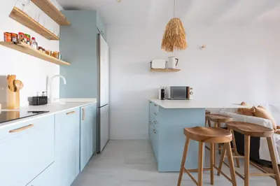 Una cocina o zona de cocina en PHARUS retro beach home New Heated Pool