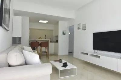 Una televisión o centro de entretenimiento en Bungalow beside the Maspalomas dunes By Pride Holiday Rentals