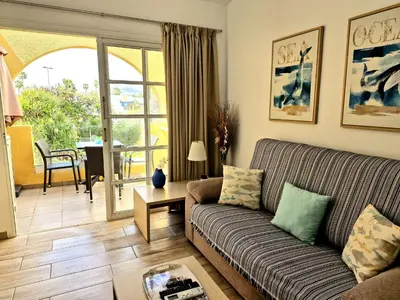 Zona de estar de Tisalaya - apartamento tranquilo con jardines y bicicletas
