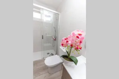 Un baño de Tisalaya - apartamento tranquilo con jardines y bicicletas