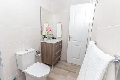 Un baño de Tisalaya - apartamento tranquilo con jardines y bicicletas