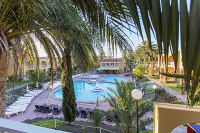 Piscina en o cerca de Tisalaya - apartamento tranquilo con jardines y bicicletas
