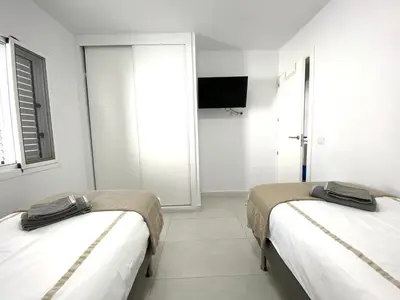 Una televisión o centro de entretenimiento en Bungalow Los Guayres - Playa del Inglés