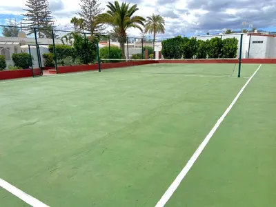 Instalaciones para jugar a tenis o squash en Bungalow Los Guayres - Playa del Inglés o alrededores