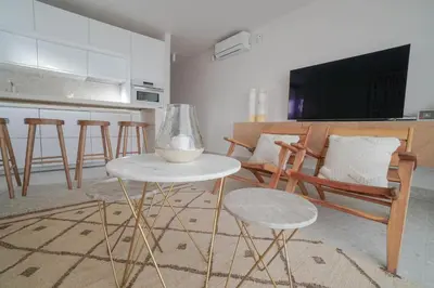 Una televisión o centro de entretenimiento en Agustino Beach Suites San Agustin