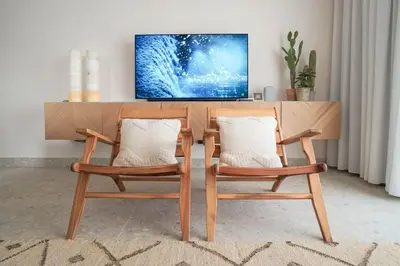 Una televisión o centro de entretenimiento en Agustino Beach Suites San Agustin