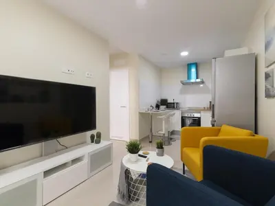 Una televisión o centro de entretenimiento en GuestReady - Nuevos Livian Suites Las Palmas