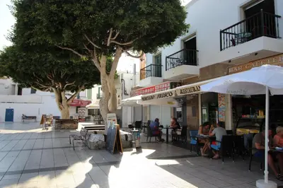 Un restaurante o sitio para comer en SUN, SEA AND ROCKS