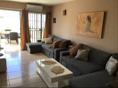 Zona de estar de Villa Bahamas private heated pool close to town.