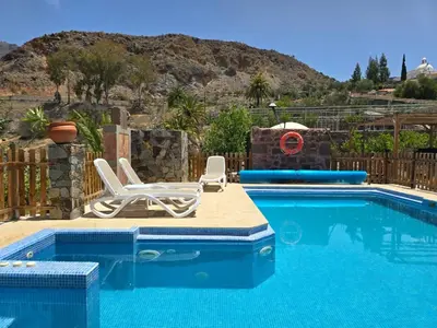 Piscina en o cerca de casa rural LA LIMERA con piscina privada