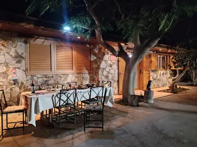 Un patio o zona al aire libre en casa rural LA LIMERA con piscina privada
