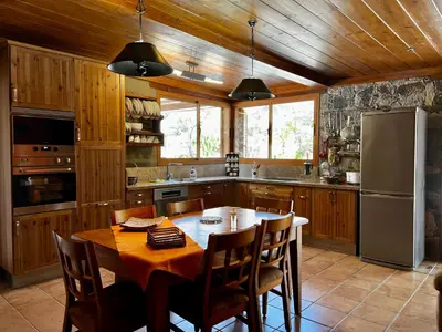 Una cocina o zona de cocina en casa rural LA LIMERA con piscina privada