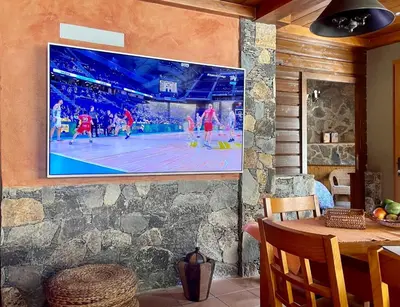 Una televisión o centro de entretenimiento en casa rural LA LIMERA con piscina privada