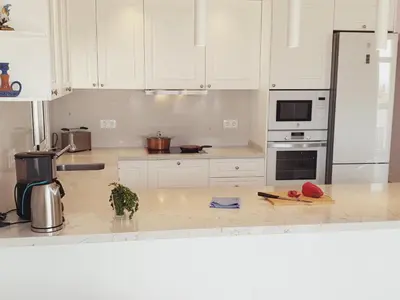 Una cocina o zona de cocina en Spacious Apartment with Sea view