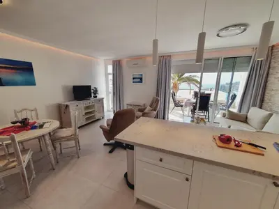 Una cocina o zona de cocina en Spacious Apartment with Sea view