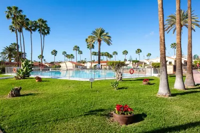 Piscina en o cerca de Bungalow Santa Fe con gran terraza