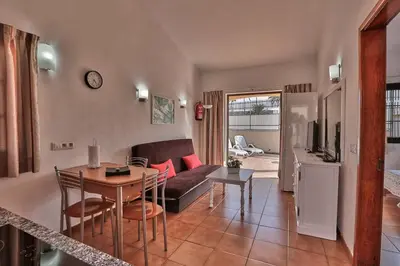 Zona de estar de Bungalow Santa Fe con gran terraza