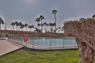Piscina en o cerca de Bungalow Santa Fe con gran terraza