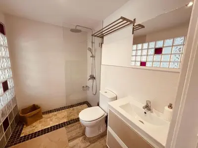 Un baño de VIVIENDA ÚNICA EN PRIMERA LÍNEA DE PLAYA