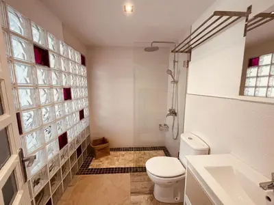 Un baño de VIVIENDA ÚNICA EN PRIMERA LÍNEA DE PLAYA