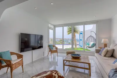 Una televisión o centro de entretenimiento en Portomare Delight Private pool & Seaviews Pasito Blanco