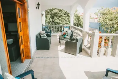 Un balcón o terraza de Villa Cervantes Sonnenland con piscina privada climatizada