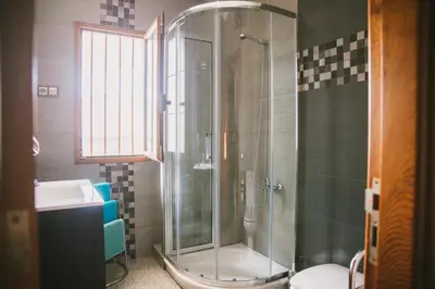 Un baño de Villa Cervantes Sonnenland con piscina privada climatizada