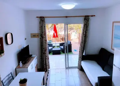 Una televisión o centro de entretenimiento en MASPALOMAS GREEN OASIS CLUB playa