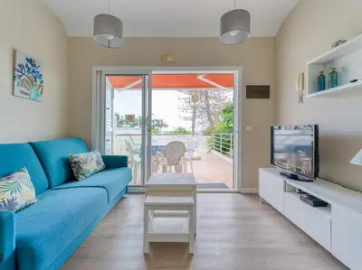 Una televisión o centro de entretenimiento en HomeForGuest Modern Apartment in San Agustin 2 min from the beach